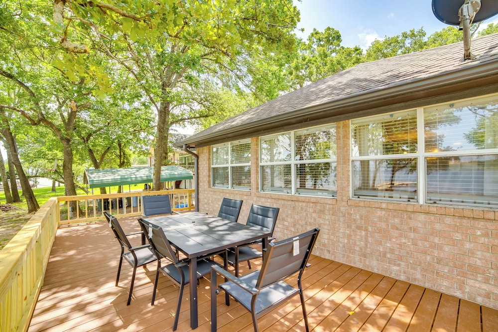 Waterfront Cedar Creek Lake Gem: Near Marina!