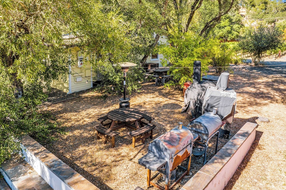 Grapevine Cottage by Avantstay Hobby Vineyard + Firepit