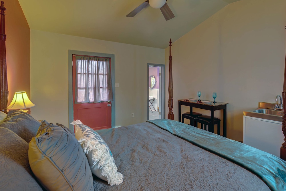 Ashland Vacations - Carlisle Garden Suites - Property Image 11