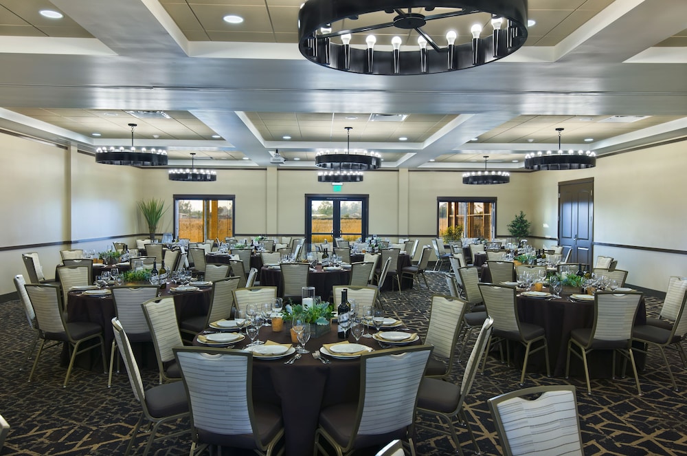 Rohnert Park Vacations - Oxford Suites Sonoma County - Property Image 1
