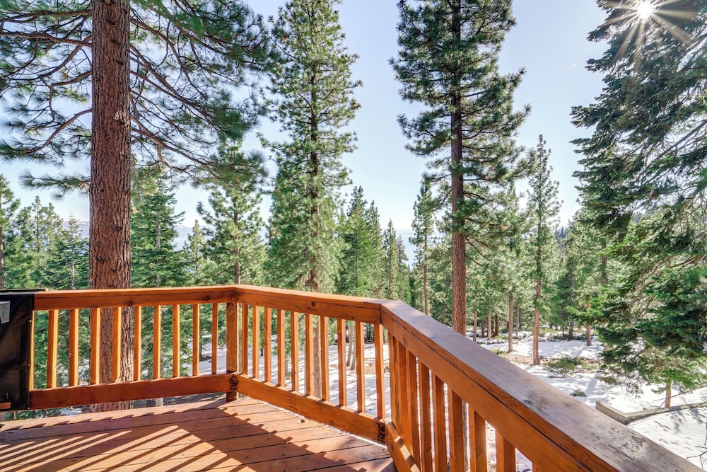 6 Mi to Ski Slopes! Family Tahoe Cabin w/ 3 Decks