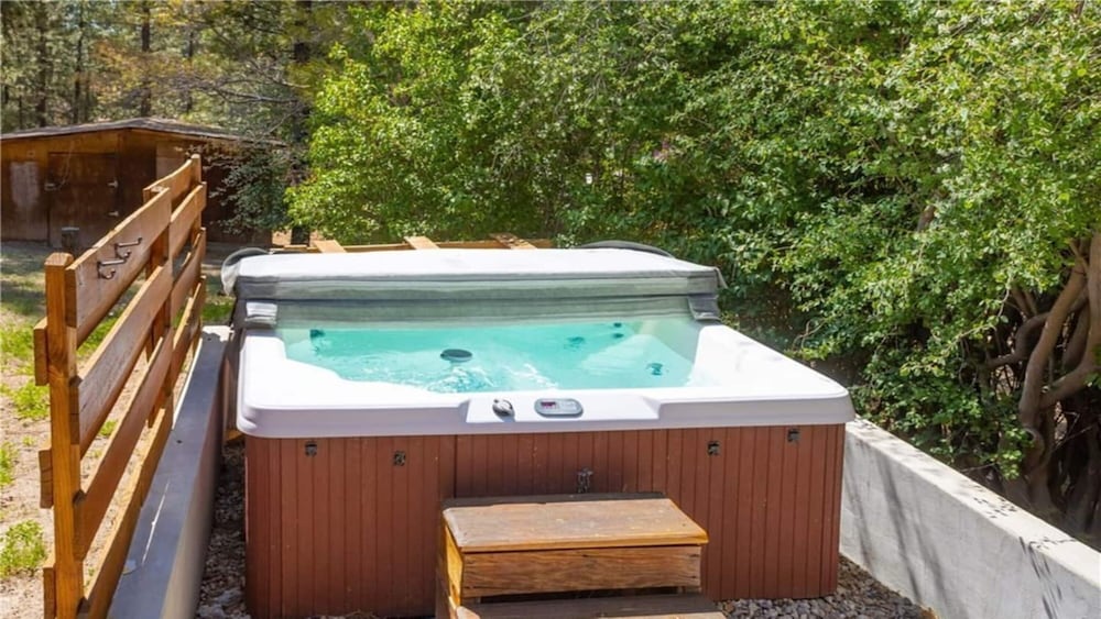 Hot Tub Near Lake Kellys Kottage