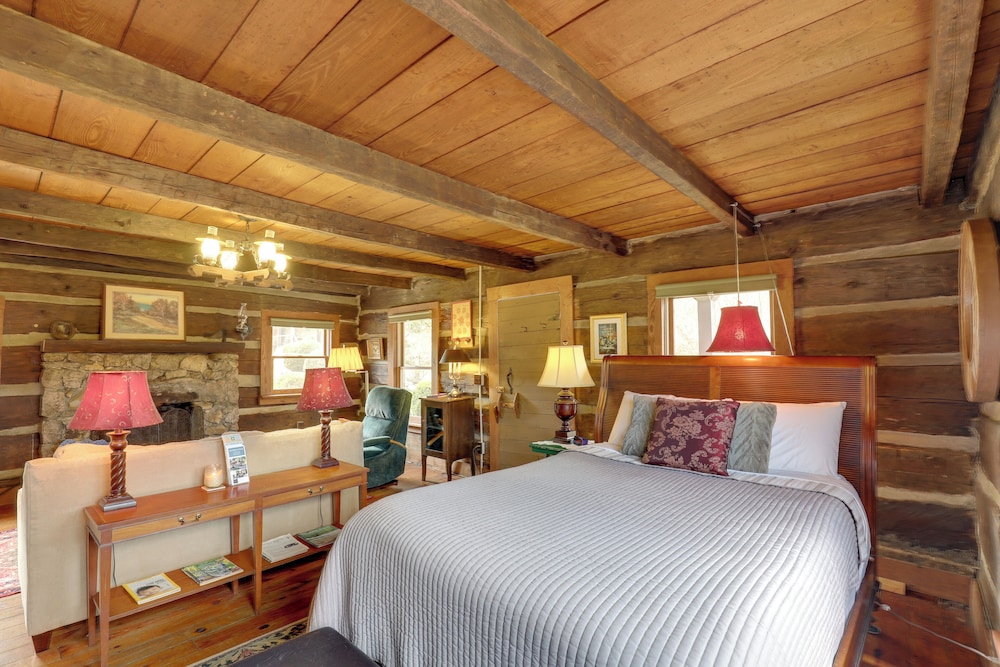 Scenic Hot Springs Retreat Near Appalachian Trail!