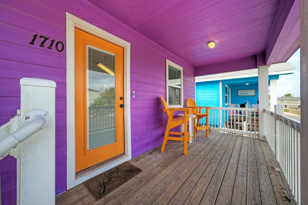 Purple Parrot by Avantstay Heated Pool, Beach Access & Central Port A Location
