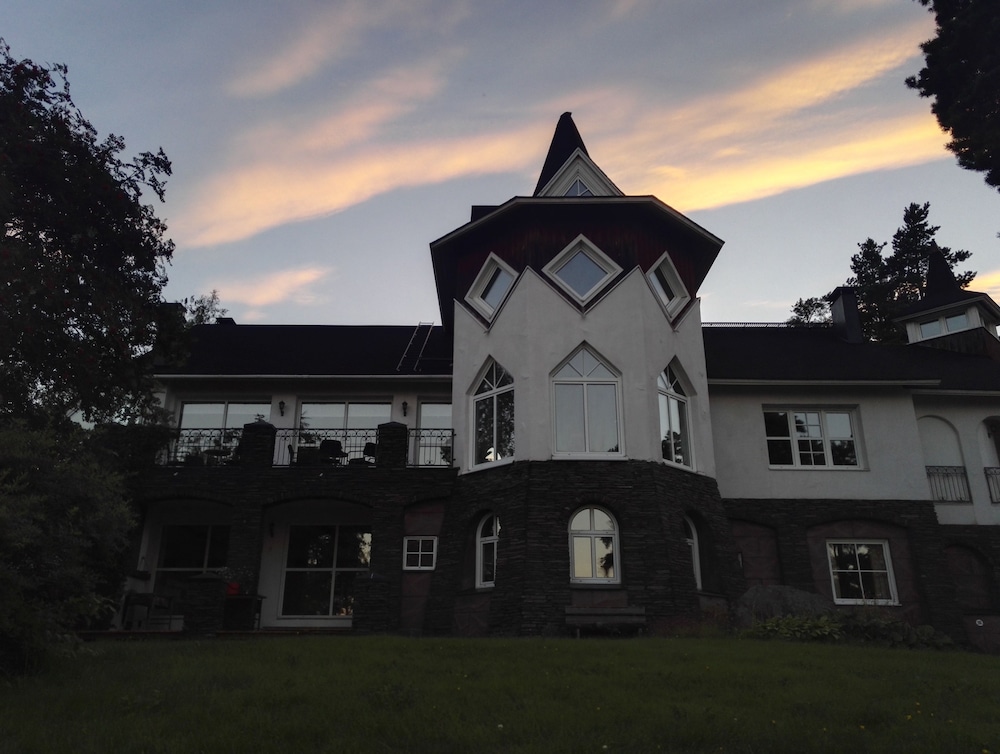 Albert's Manor
