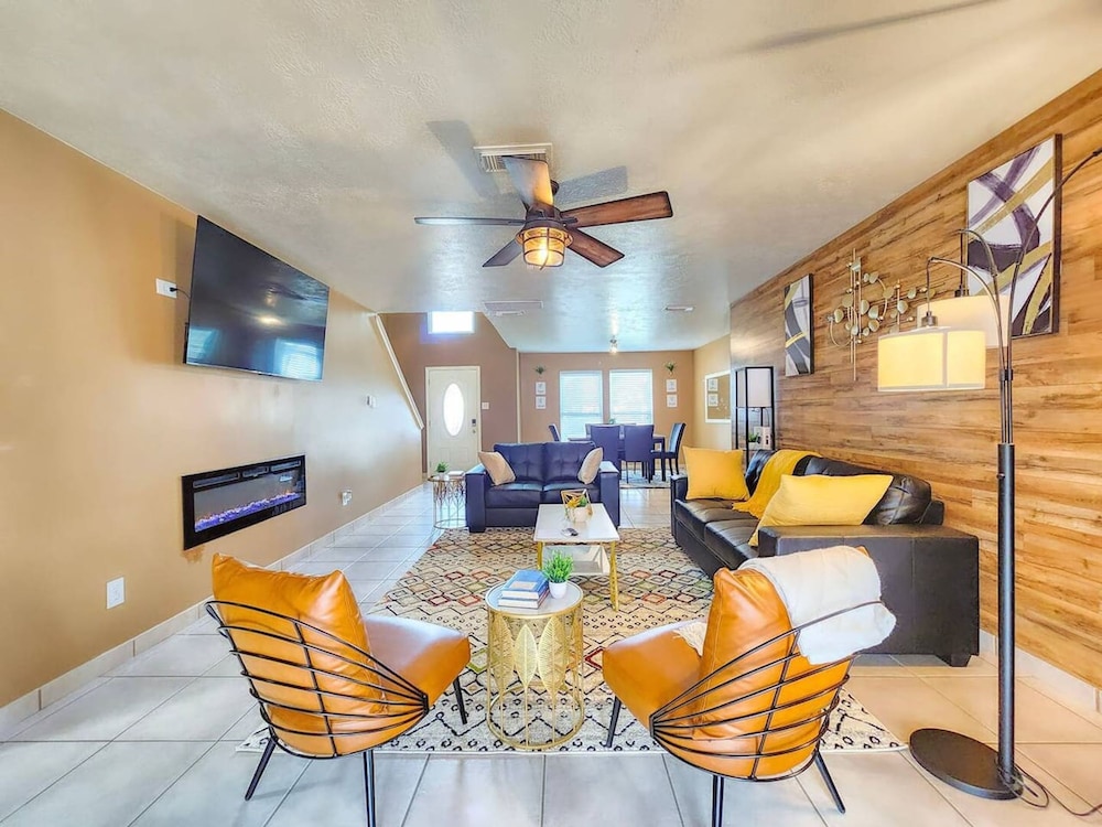 Katy Oasis w Game Room