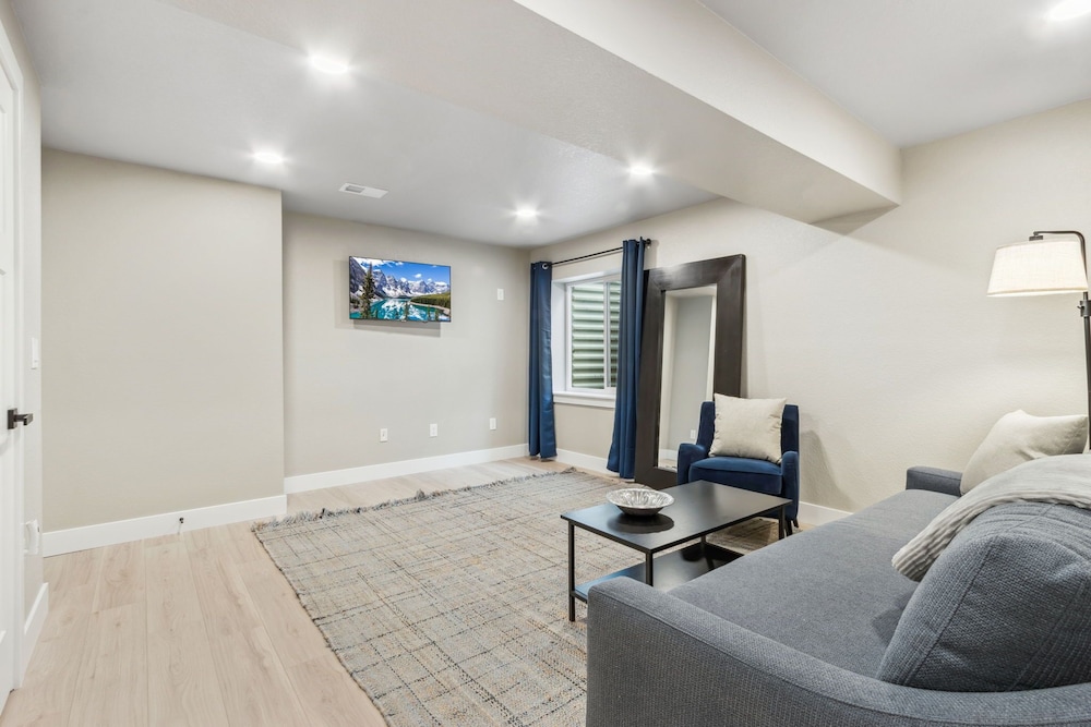 Decked Out Sunset Views, Fire Pit & Fenced Yard