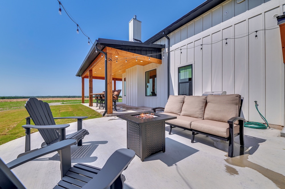 Rural Home w/ Hot Tub < 7 Mi to Winery & Golfing