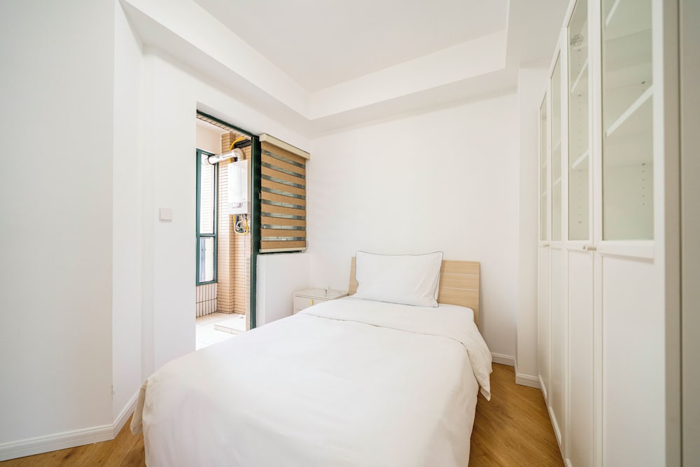 Tyms Spacious 4BR 2BA Apt Xujiahui