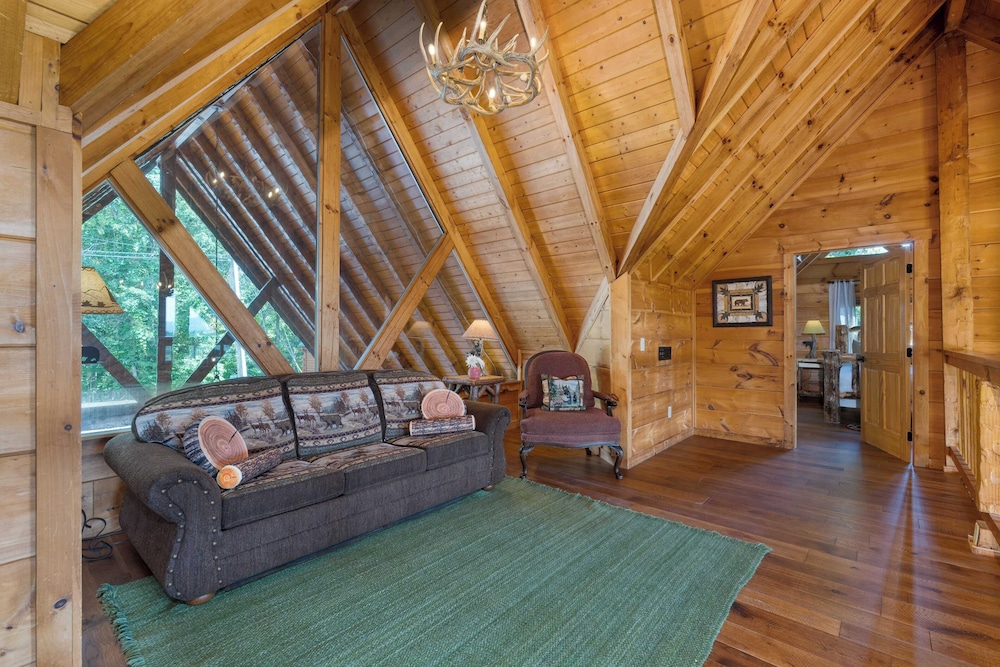 Big Bear Lodge by Avantstay Smoky Mountain Views, Hot Tub, Theater & Game Room