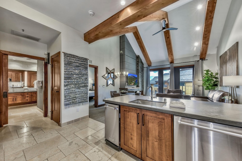 Lake Tahoe Vacations - Luxury Two Bedroom Residence steps from Heavenly Village Book 7 Nights for 10 Off by RedAwning - Property Image 16
