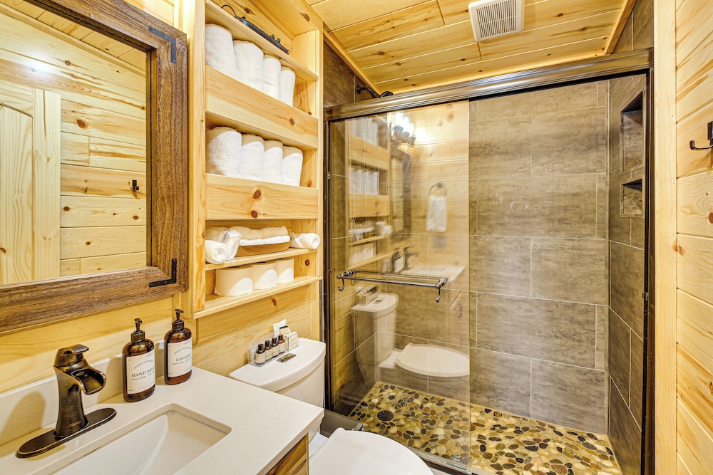 11 Mi to Marina on Lake Hamilton: Cabin Getaway