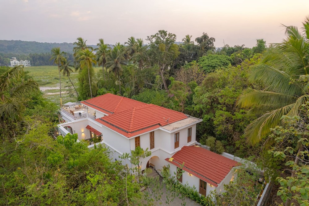 Loto Bianco by Hireavilla -4br w Pvt Pool Siolim