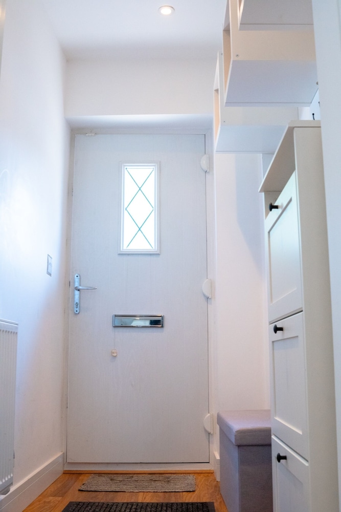 Cleave House - Stylish & Chic 3 Bed House Mins From Central London