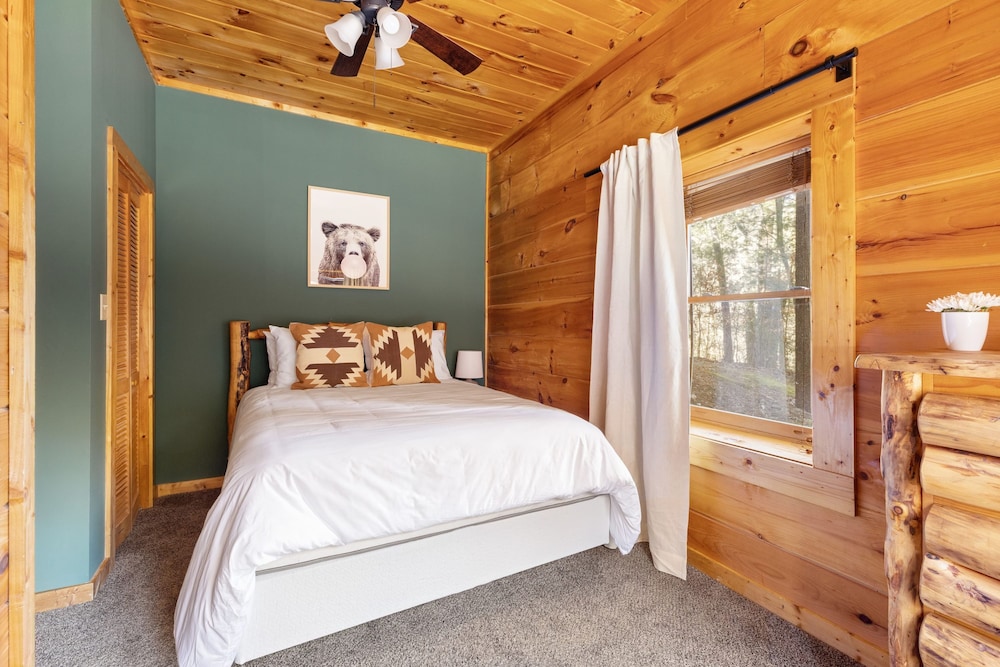 Riverbend Redesigned Cabin Hot Tub Firepit Billiards Mins to Pigeon Forge