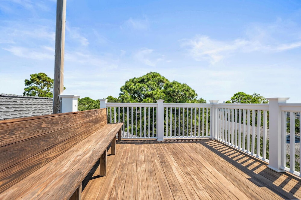 723 Seahorse Road - Newly Renovated, 5-bedroom Oceanside Home