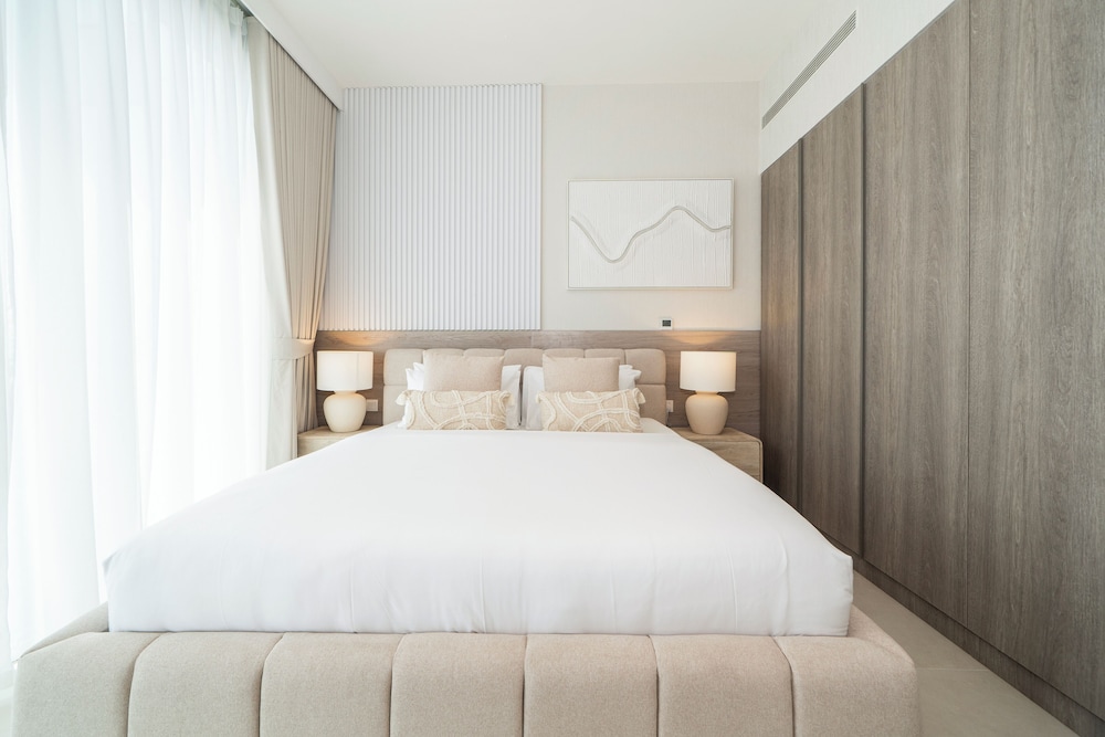 Experience 2BR Luxury Living  LIV Marina