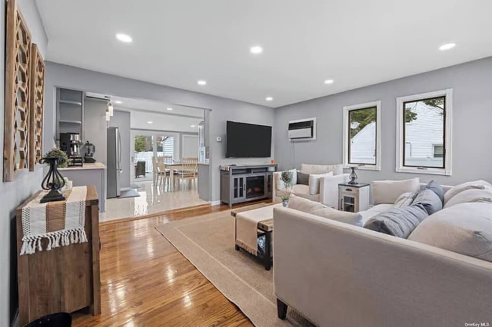 Newly Designed 3Br-2Ba Home