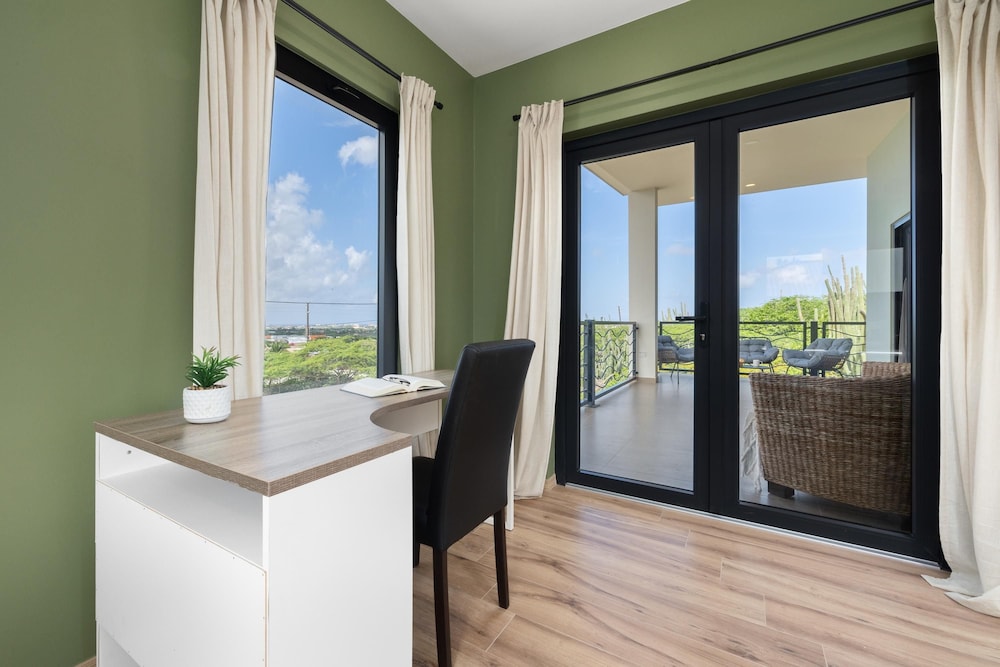 Brand NEW 2br2ba Sunset Ocean Views Balcony