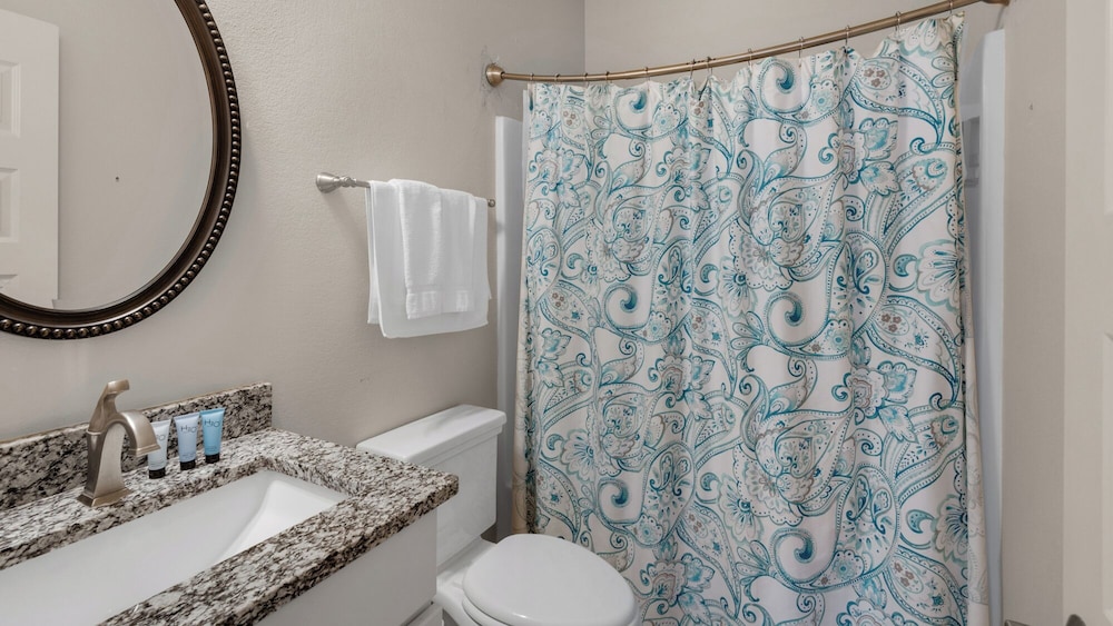 Stunning 4 Bd/4.5 BA - Free Wifi - Easy Walk to Beach