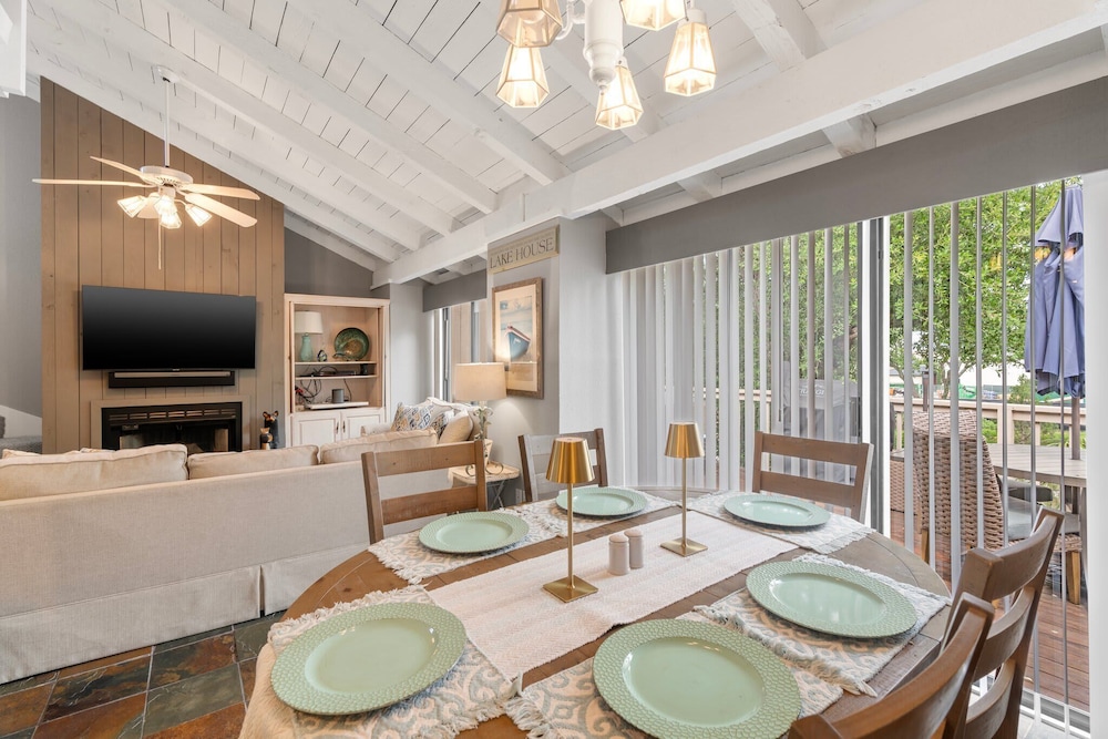 Lakeside Condo Retreat in Horseshoe Bay