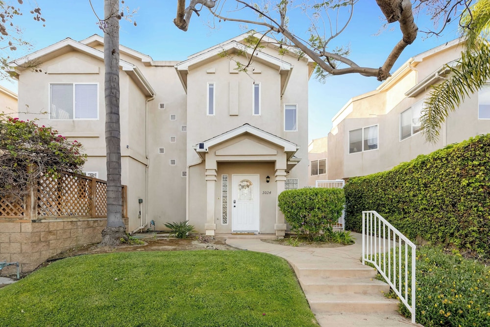 Walk to Dining, Mission + Pacific Beach, and Bars/nightlife Private Backyard