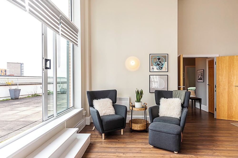 Bright and Stylish Riverside Haven in Canary Wharf