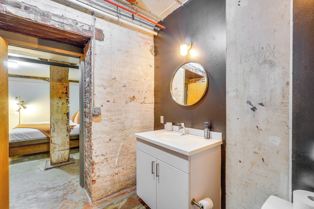 Dtwn Knoxville Studio Half-mi to Market Square!