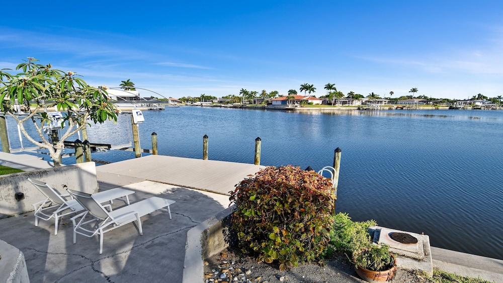 Amazing - 4 Bed Billiard Table Luxury Canal Pool