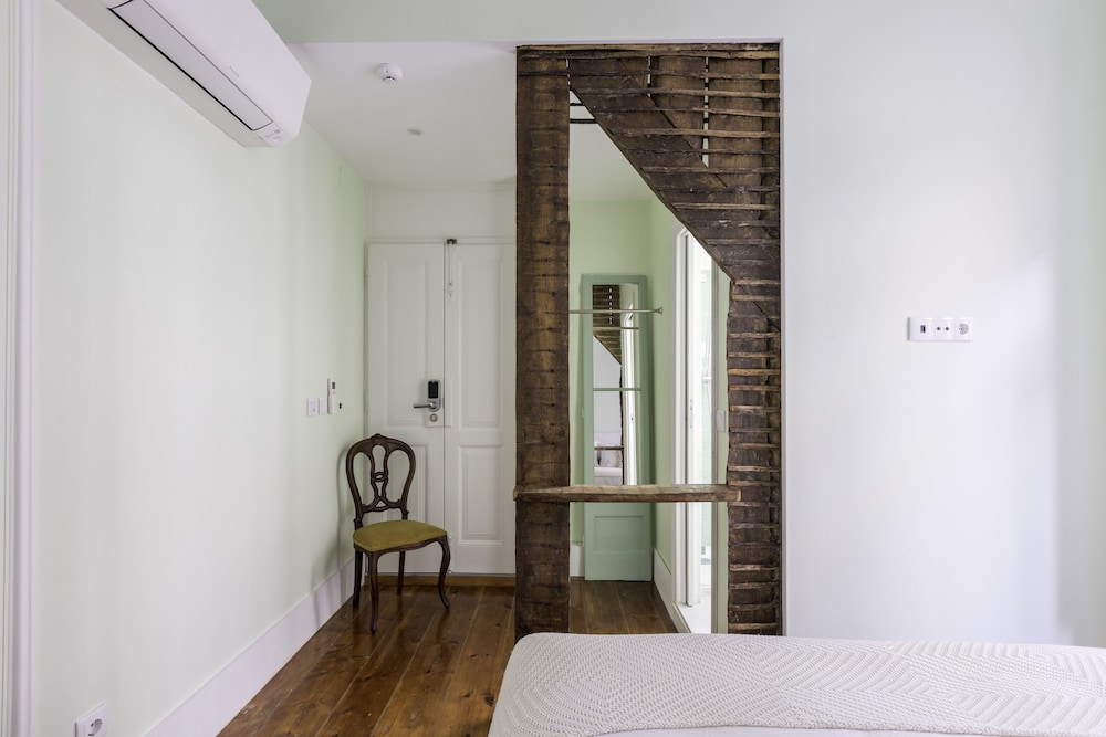 1898 Home & Suites