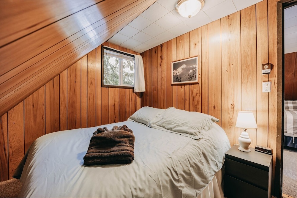 63mbr - Hot Tub - Bbq - Pets Ok - Wifi - Sleeps 6 2 Bedroom Home by RedAwning