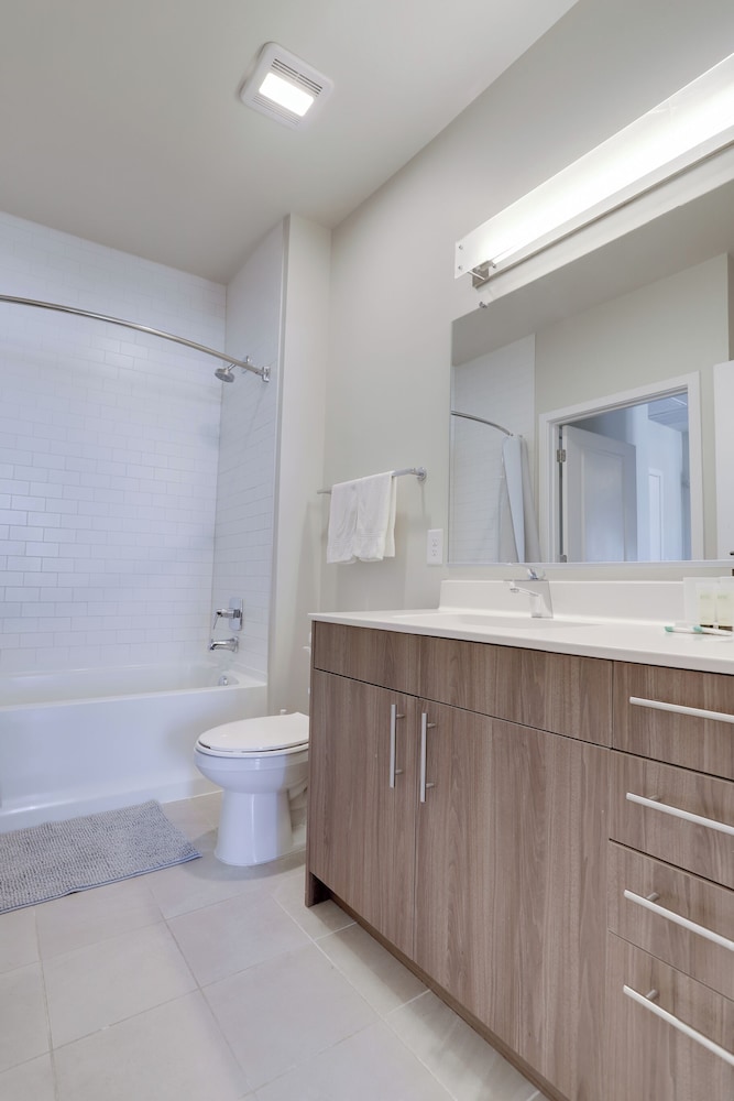 Spacious 2BR Apt with Den W Balcony