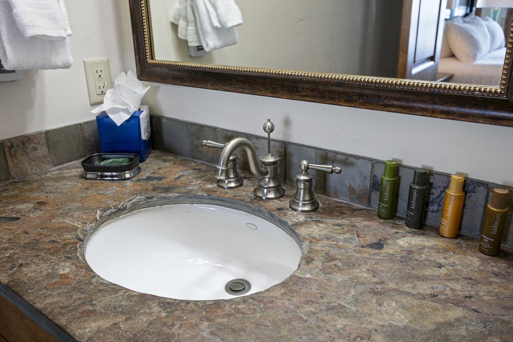 Grand Lodge - Three Bedroom #401 - Ski-in/ski-out 3 Condo