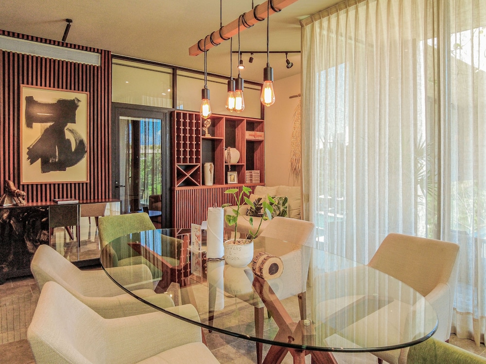 Mistiq Luxury Condo view 3