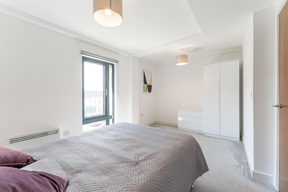 Modern 1 Bedroom Apartment With Parking view 5