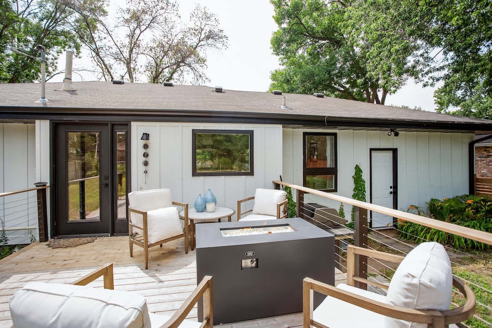 Charming & Bright Crystal Home Rental: Fire Table!