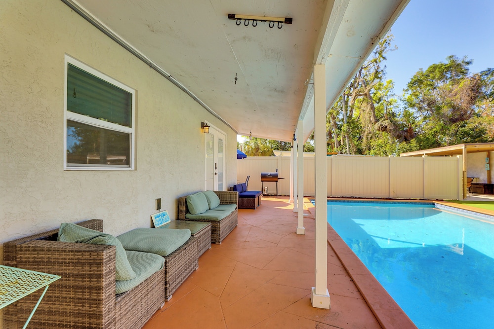 Saltwater Pool & Putting Green: Bradenton Oasis