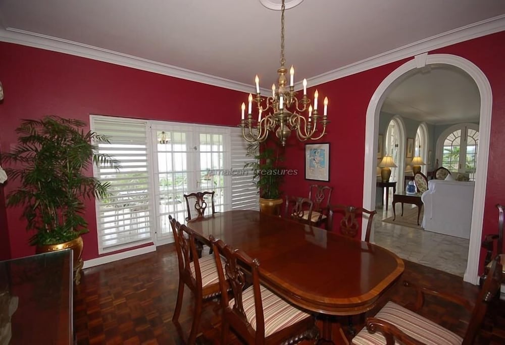Stoneaway, 6BR by Jamaican Treasures