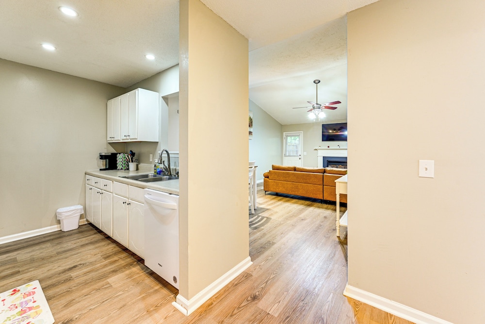 1 Mi to ECU Hospital: Greenville Home w/ Yard!