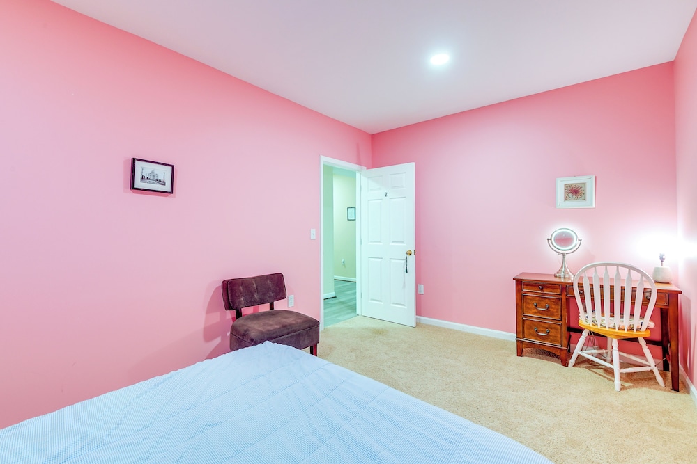 Pets Welcome! Cozy Family Apartment in Sterling