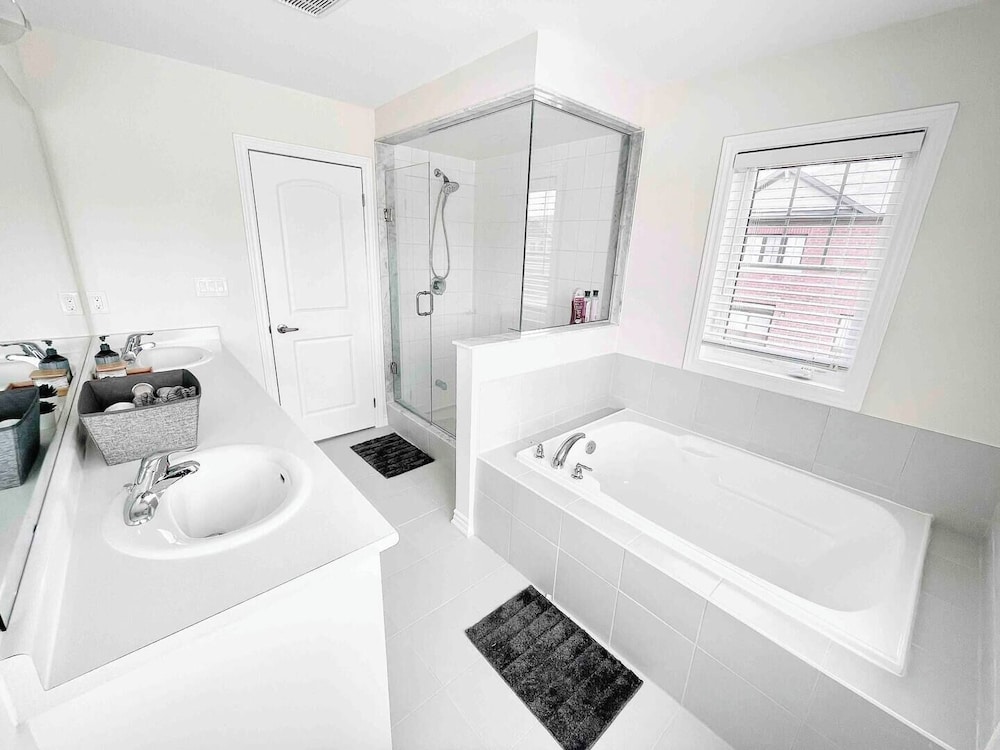 Brand New 5 Bedroom Home in West Niagara