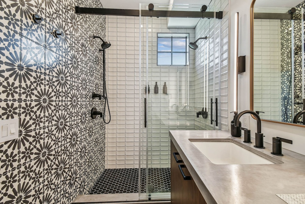 NEW The Strata Barn - Luxury Hyde Park Townhome