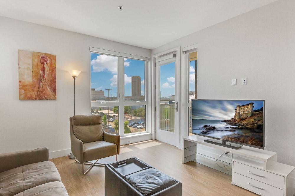 Stylish 2BR Near Dodgers Stadium by Oneluxstay