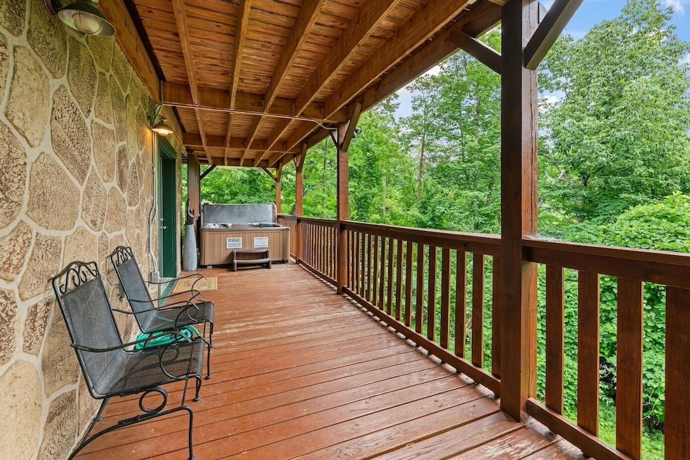 Triple Mountain View Stunning 4 BDR Cabin w/ Private Hot Tub, Game Room