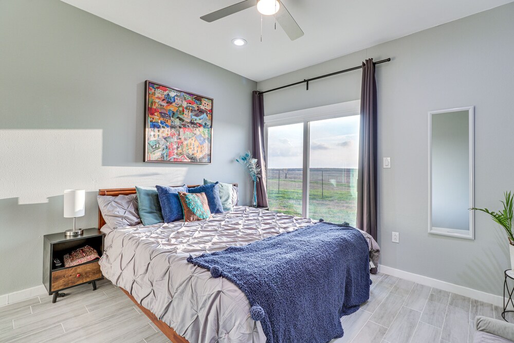 Modern Farmhouse in Del Valle: Rural Setting! view 4