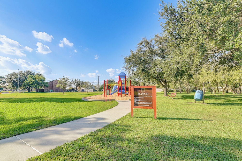 5 Mi to Texas City Dike & Beach: Home w/ Yard!