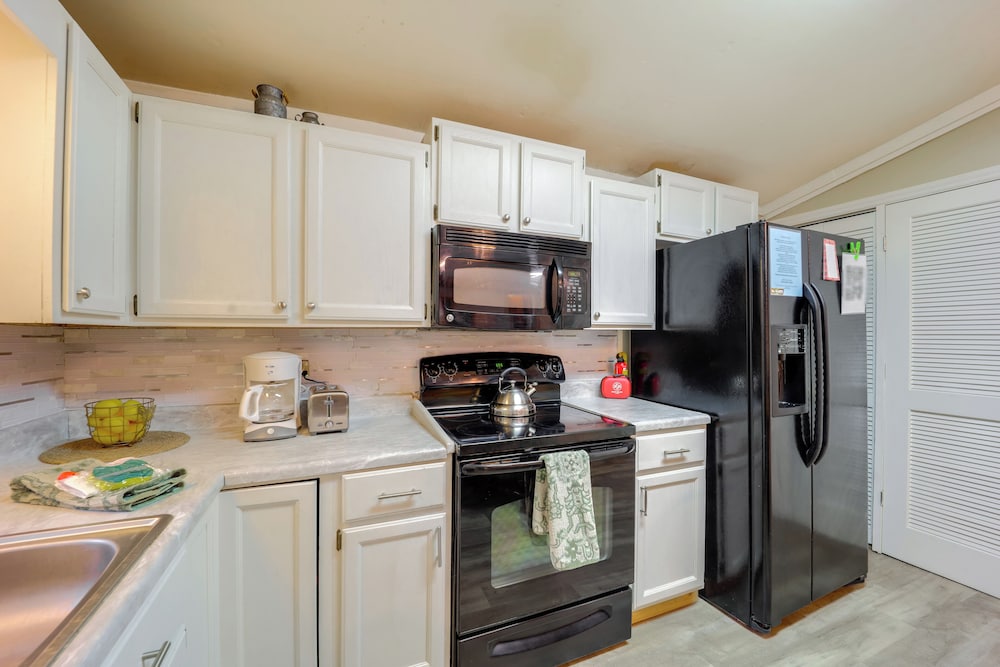 Mtn Home w/ Deck & Community Amenities in Newland