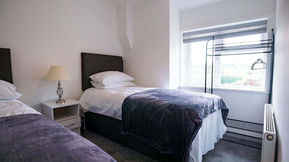 Housesleeps6-garden-parking-familly&contractors