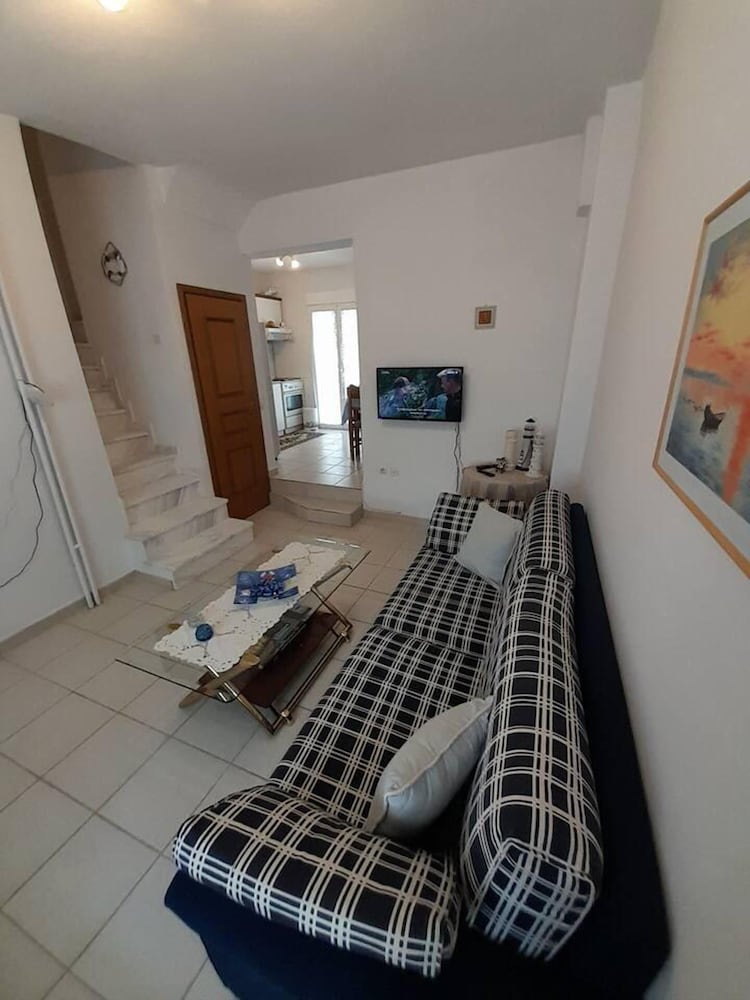 Impeccable 2-bed House in photo 5