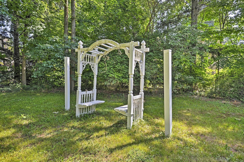 Walkable Studio on Historic Hammondsport Property!